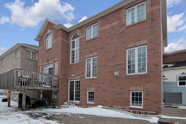 For Lease: 32 River Rock Court, Brampton, ON L7A 2N9, Brampton, ON
