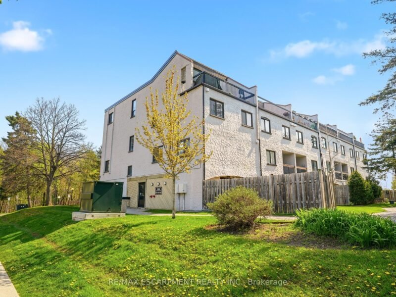 For Sale: 1066 Falgarwood Drive 154, Oakville, ON L6H 2P3, Oakville, ON