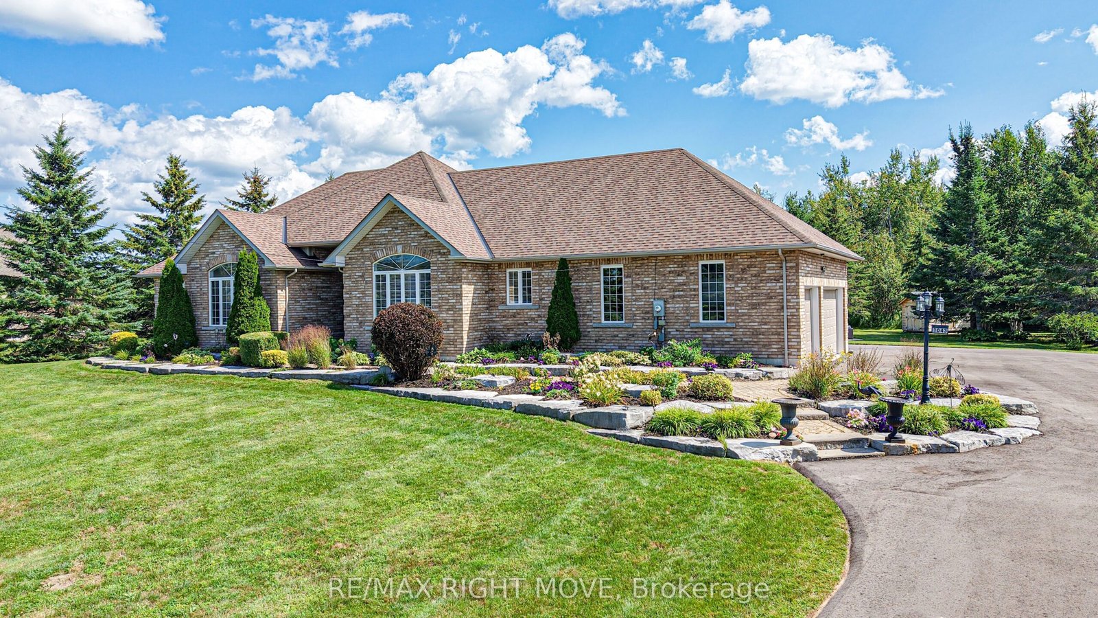 For Sale: 1043 Hurlwood Lane, Severn, ON L3V 6H4, Severn, ON