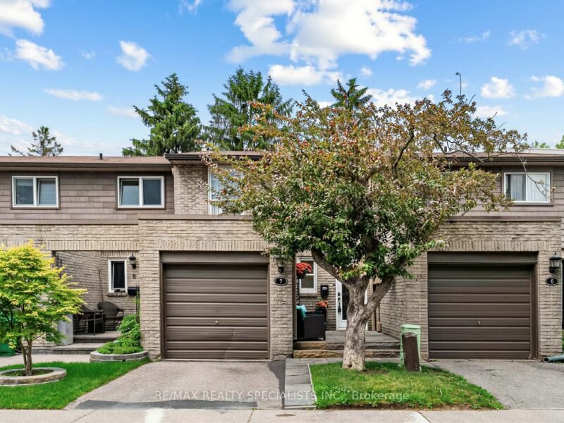 For Sale: 405 Hyacinthe Boulevard 7, Mississauga, ON L5A 3N1, Mississauga, ON
