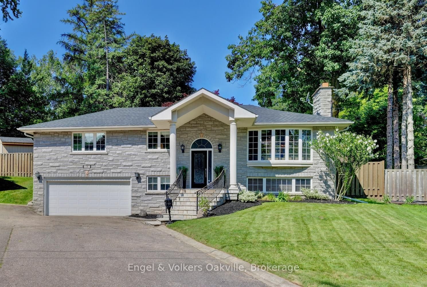 For Sale: 3281 Flanagan Crescent, Mississauga, ON L5C 2M7, Mississauga, ON