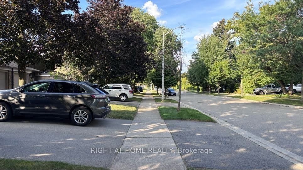 For Lease: 584 Forestwood Crescent, Burlington, ON L7L 4K3, Burlington, ON