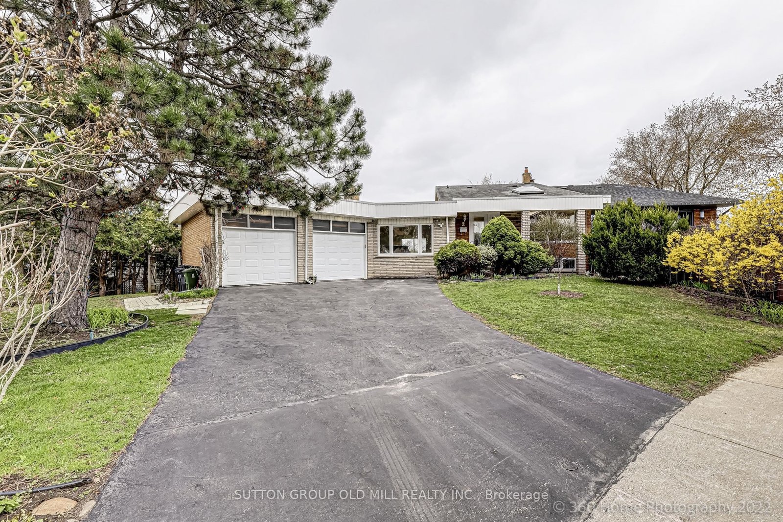 For Lease: 2 Leita Court, Toronto, ON M9A 4W2, Toronto W08, ON